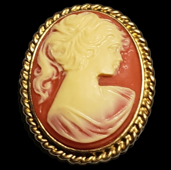 Jewelry - Victorian Cameo Brooch Pin Pendant Necklace